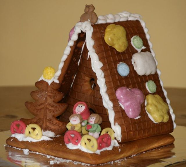 http://www.cakepicturegallery.com/d/17729-2/Christmas+holiday+theme+ginger+bread+shack+cake+with+revelers.JPG