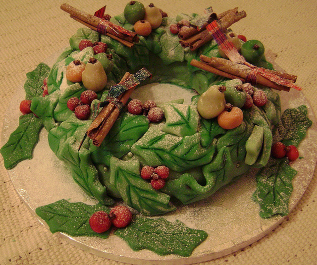 http://www.cakepicturegallery.com/d/61517-2/A+pretty+Christmas+wreath+cake+picture.PNG