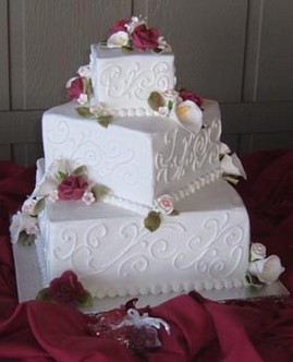 square cake wedding in white with red roses