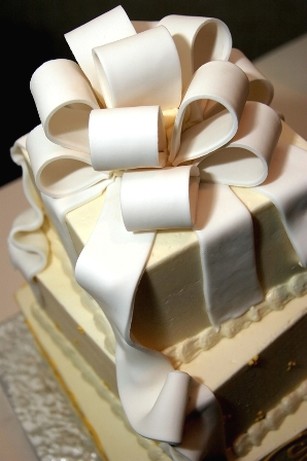 Square wedding cake with trendy style
