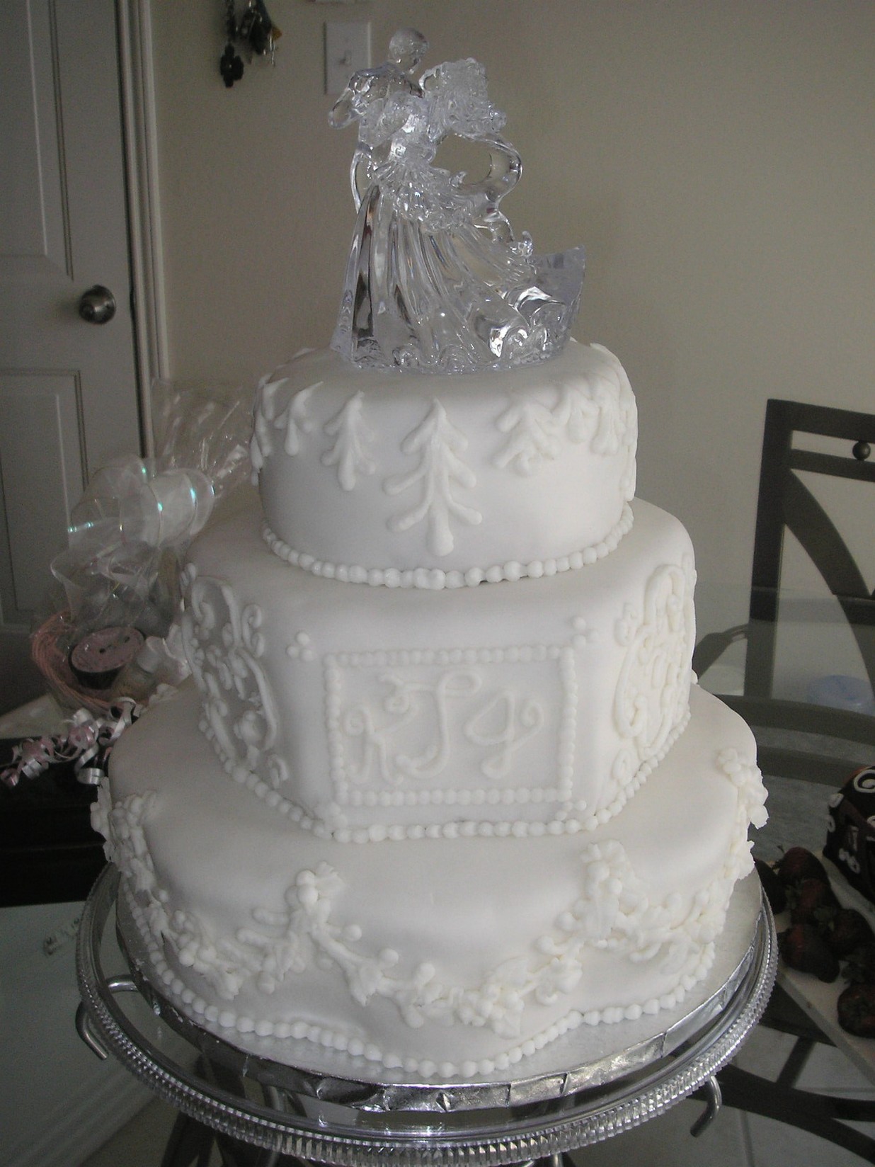 very white wedding cake picutre
