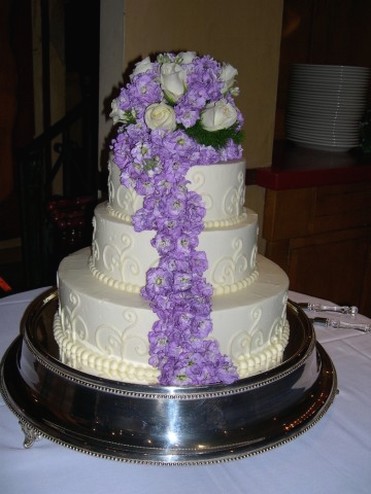 traditional cake for wedding with whtie and purple flowers