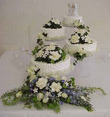 White floral wedding cakes with princess style