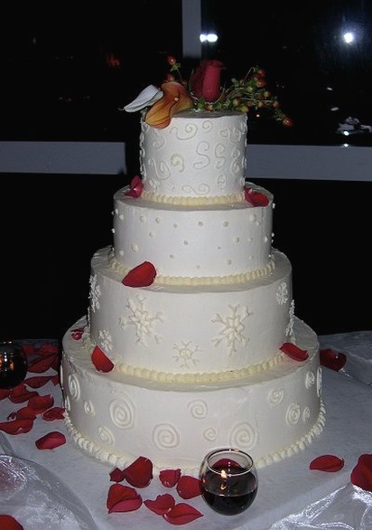 wedding cake in four tier and red flowers and fresh floral topper