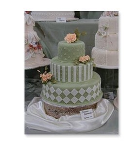Modern wedding cake in green with peach flowers