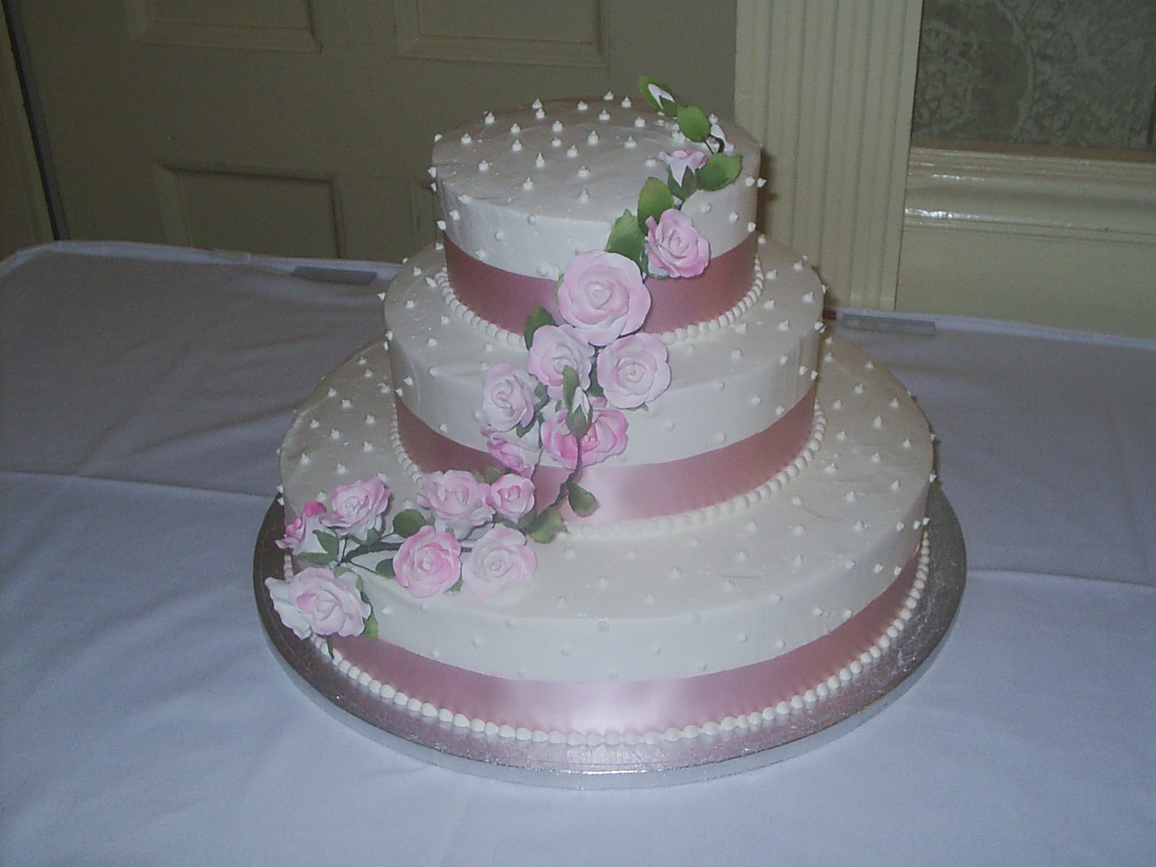 Images of Wedding Cakes  with pink ribbons and light pink roses