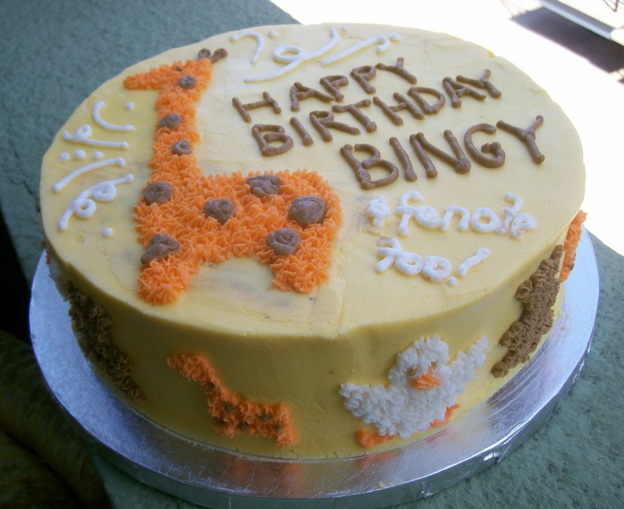 Round Birthday cake with giraffe and other animals.JPG