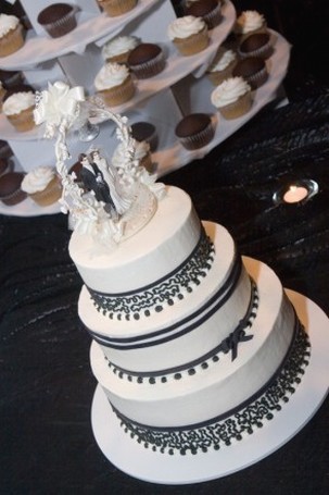 white and black wedding cake_modern look wedding cake