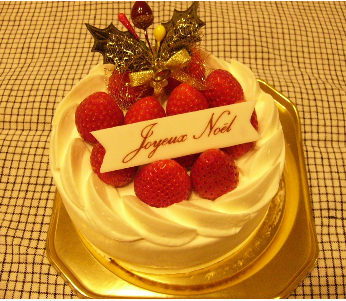 Elegant Christmas cake with fresh strabberies.JPG