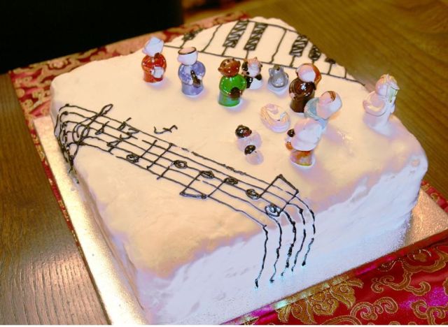 Square xmas cake with music notes.JPG