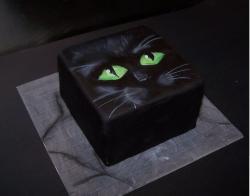 Square black cat halloween cake with big green eyes.JPG
