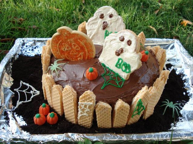 Halloween Cake with ghosts topper.JPG
