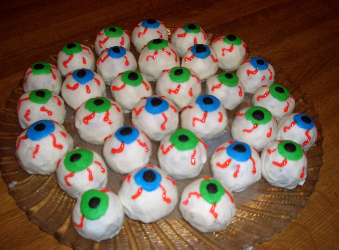 Halloween eyeballs cupcakes.JPG
