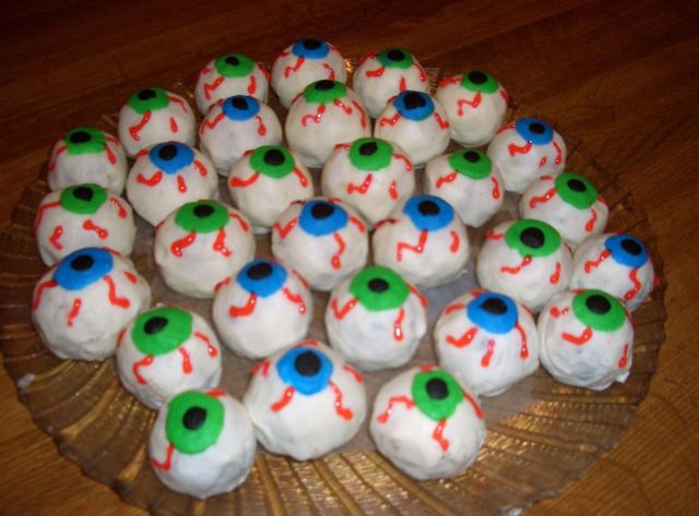 Halloween eyeballs cupcakes.JPG