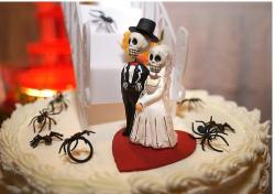 halloween wedding cakes with spiders.JPG