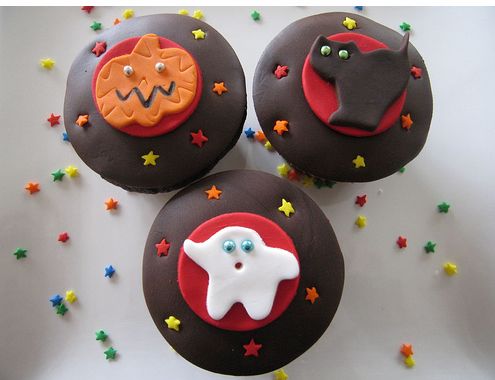 Happy halloween cupcakes.JPG