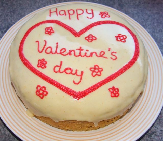 Round valentines day cake photo.JPG