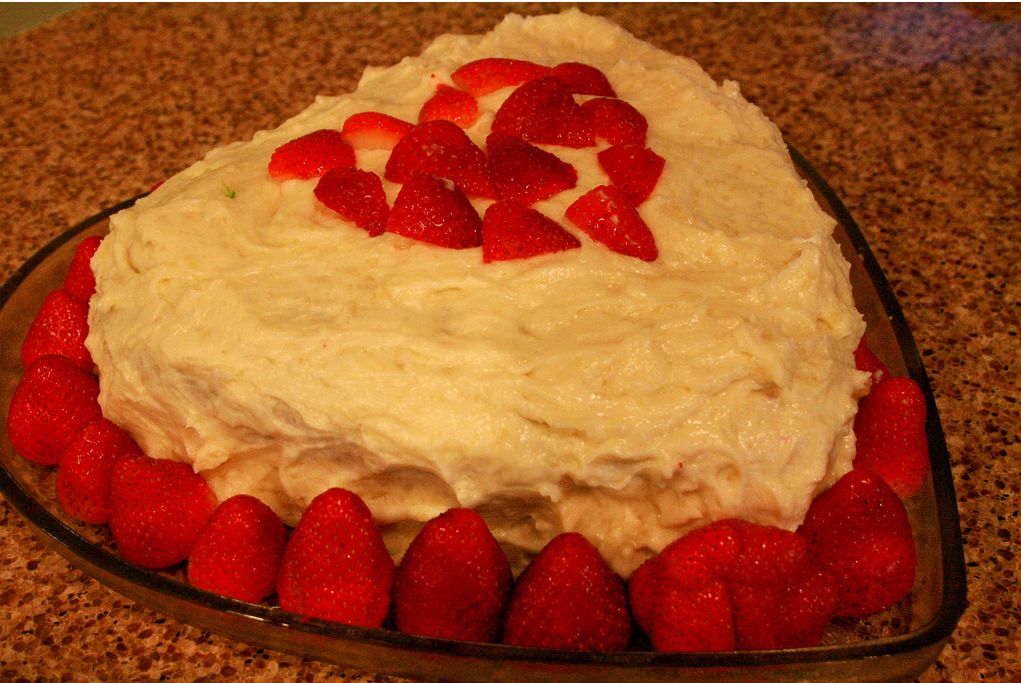 Straberries valentine cake pictures.JPG