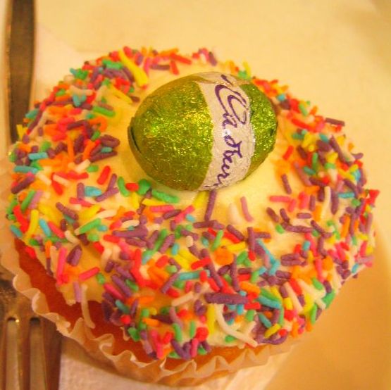 Easter cupcake cake with green easter egg.JPG