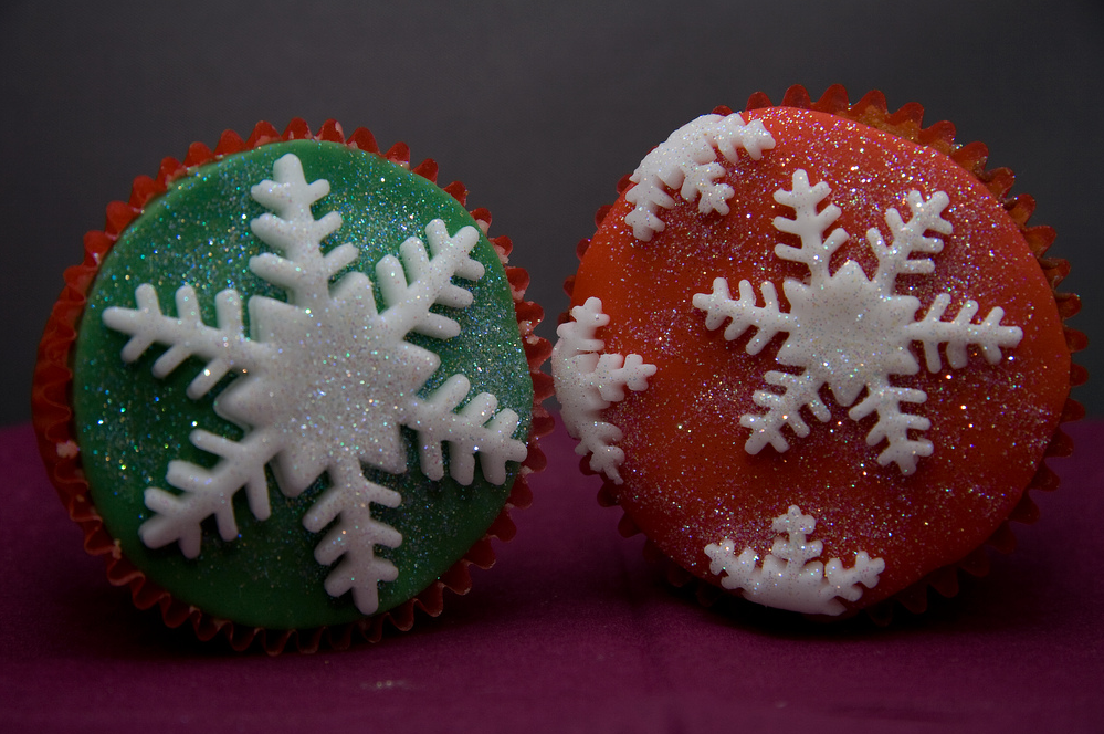 Red and green sugar Christmas cupcakes picture.PNG
