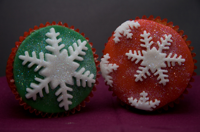 Red and green sugar Christmas cupcakes picture.PNG