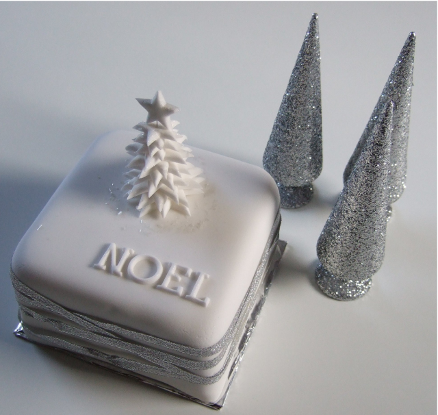 Noel cakes picture in white and silver looking so elegant.PNG