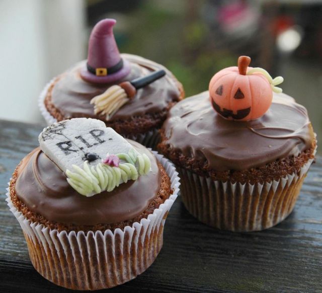 2015 halloween cupcakes with cute.JPG