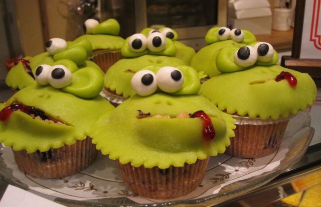 2015 Halloween cupcakes with green monsters.JPG