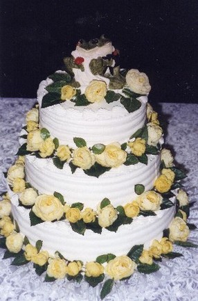 wedding cake with yellow roses
