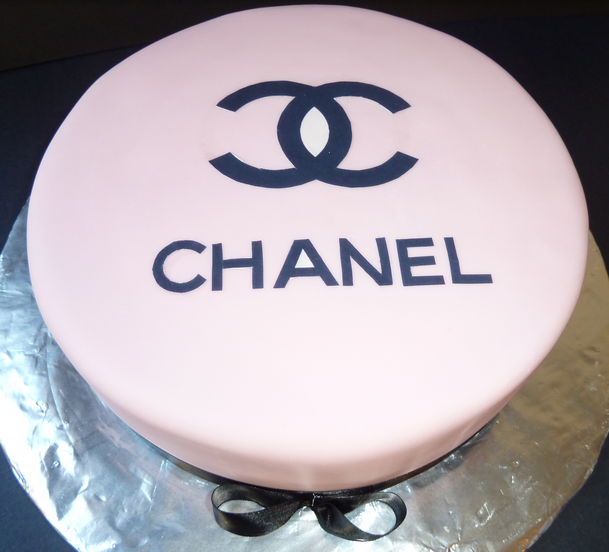 Trendy Chanel cake photo.PNG