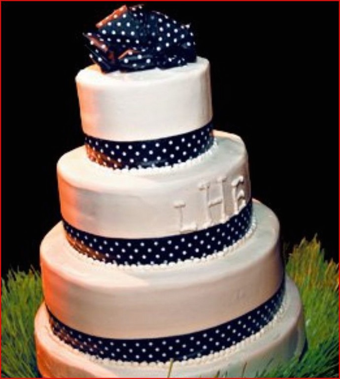 Personalized wedding cake with polkadot ribbons.jpg