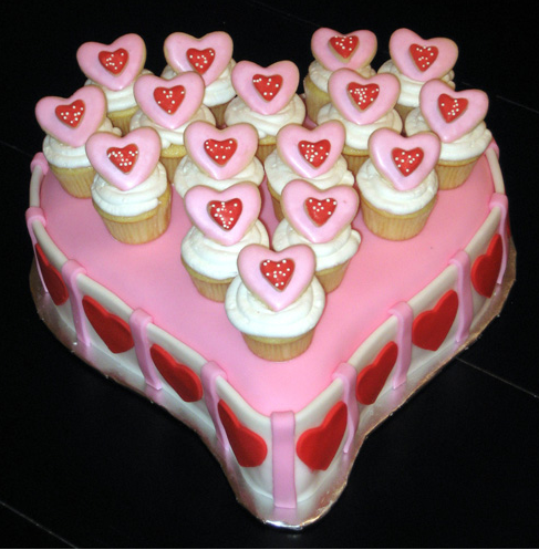 Fun valentine cake in light pink, white and red.PNG