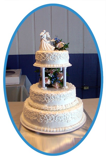 elegant traditional wedding cake photo