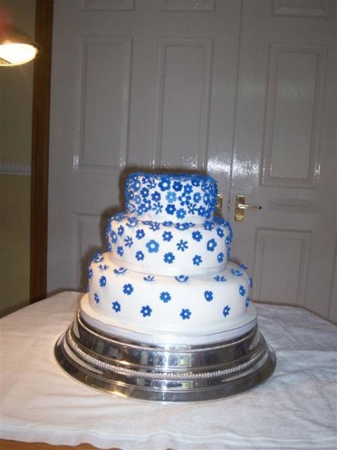 white and blue wedding cake