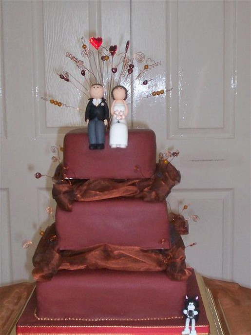 square wedding cake with bride and groom figures picture