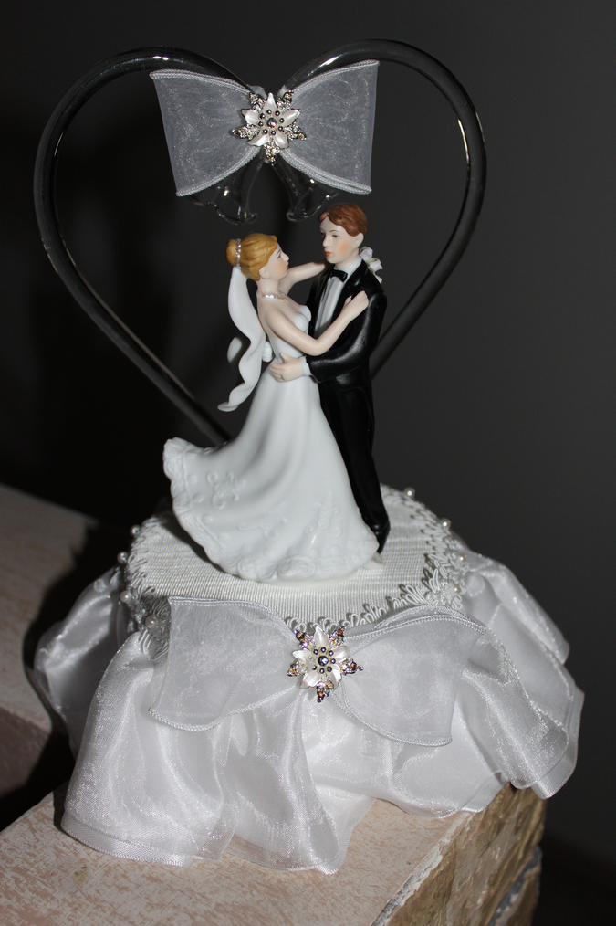 Pretty cheap cake toppers with heart shape arch.PNG