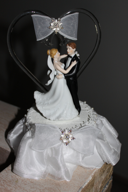 Pretty cheap cake toppers with heart shape arch.PNG