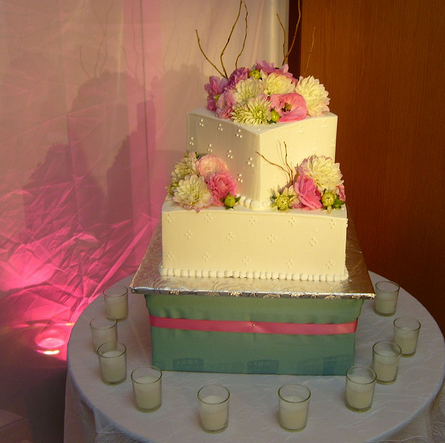 Romantic square wedding cake with fresh flowers.PNG