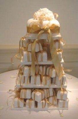 trendy wedding cup cakes in white and gold