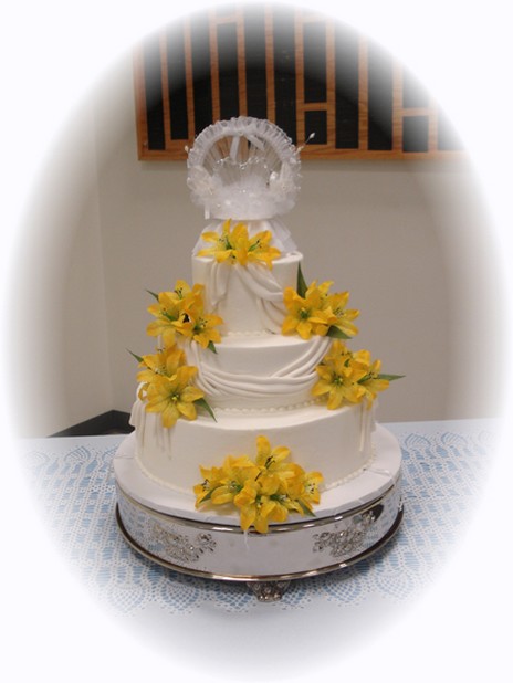 round wedding cake picture with yellow flowers