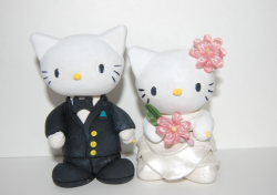 Hello Kitty Wedding Cake Topper with big flowers.PNG