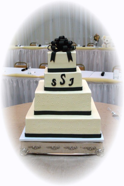 classic sqaure wedding cake picture