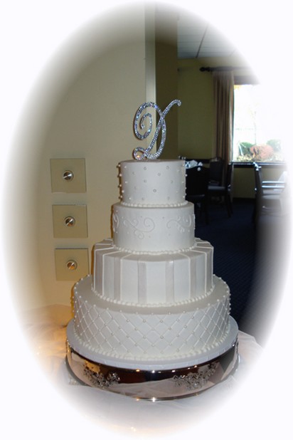 elegant white wedding cake picture