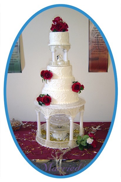 photo white wedding cake with red flowers