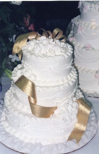 classic white wedding cake picture