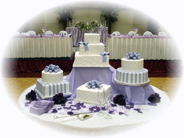 purple and white wedding cake pic