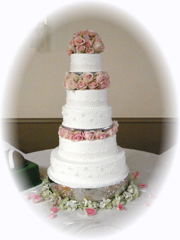 wedding cake with pink roses