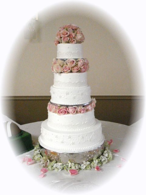wedding cake with pink roses