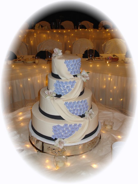 elegant wedding cake photo