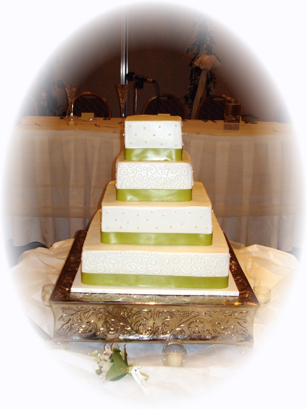 big square wedding cake picture